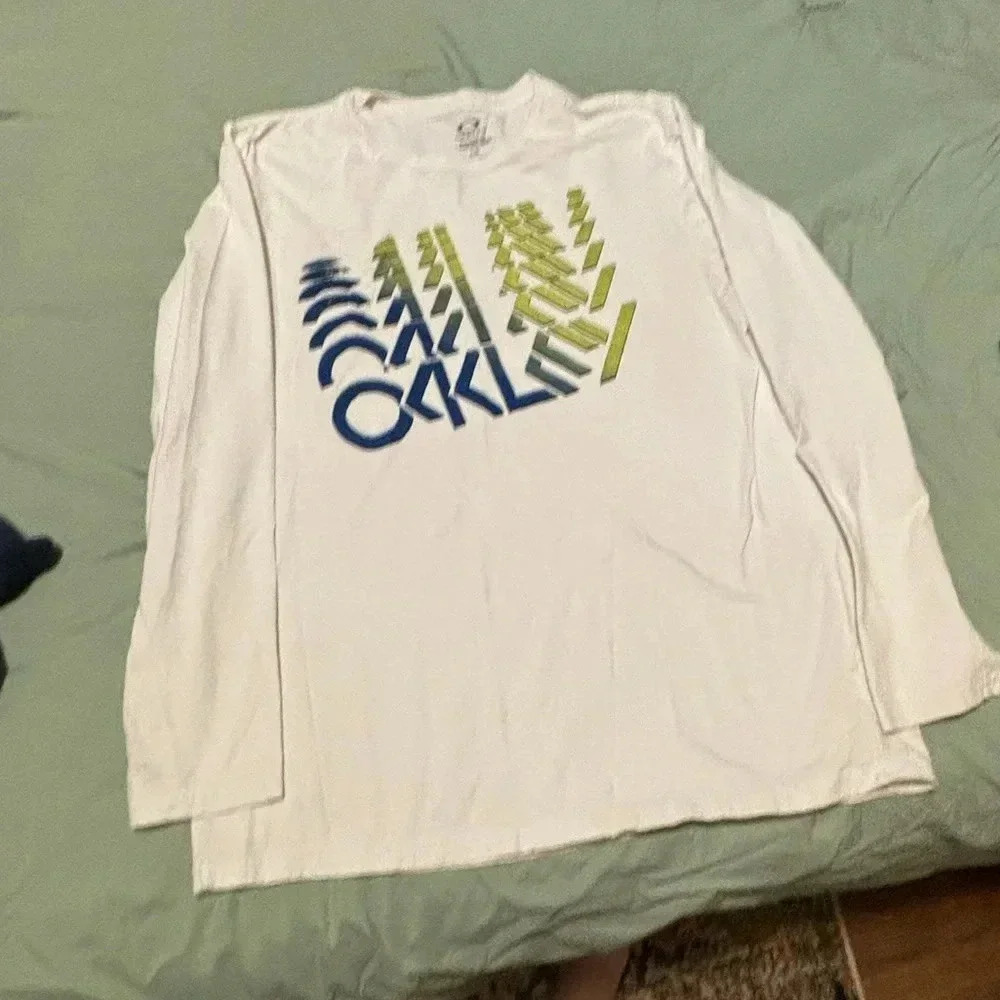Oakley White Long Sleeve Tee w/Blue & Green Logo Large. No stains - Picture 2 of 12